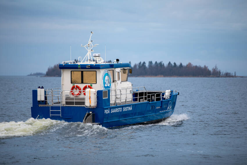 Uusi M/S Roope-Botnia koeajolla Pohjanlahdella.