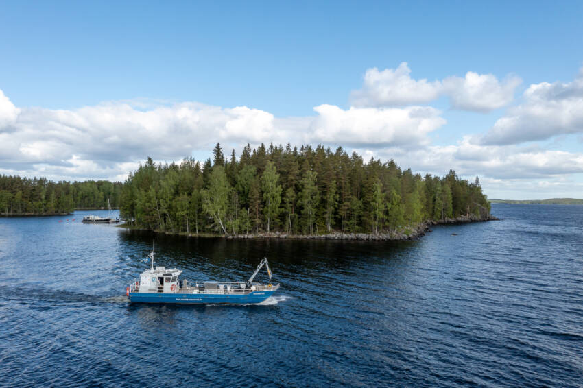 Pidä Saaristo Siistinä ry:n Päijänteen huoltoalus vesillä. Kuvan on ottanut Lauri Holsti.